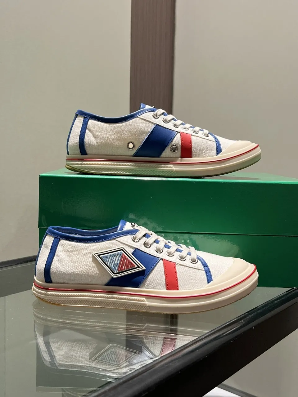 p518🐮🐮Bottega Veneta BV's latest Eliot series, retro basketball shoes, casual sports canvas shoes, become gods when they are launched! [Celebration] [Celebration] A 1:1 copy of the original version, [Fireworks] original material, [Fireworks] original color system, inspired by retro basketball sneakers, the color combination highlights youthful vitality, and perfectly interprets the theme of youth and childlike innocence. The details are also very particular. The summer canvas brings excellent durability and comfort. Designs such as calfskin trim, rubber toe caps and hand-painted retro red lines are full of retro feel. The round toe and convex sole add a modern feel and are suitable for various styles. Easily create a fashionable atmosphere. The upper foot is the focus...can be worn as a couple's shoes...each shoe has more taste and attitude! Fabric: Original customized high-density canvas + cowhide Lining: Original customized breathable canvas Insole: movable latex cowhide insole. Sole: original molded non-slip and wear-resistant TPU material. Sole thickness: 3cm. Size: women's size 35#-40#, men's size 39#-45#.